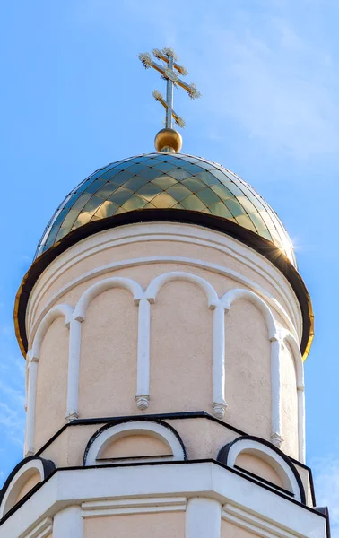 Cúpula dorada de la iglesia ortodoxa rusa con cruz contra s azul —  Fotos de Stock