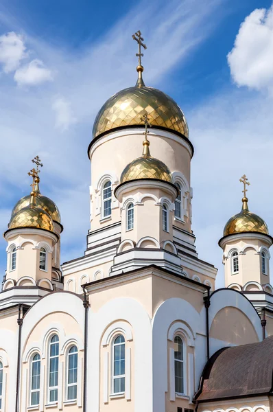 Gouden koepels van Russisch-orthodoxe kerk met kruis tegen blauwe — Stockfoto