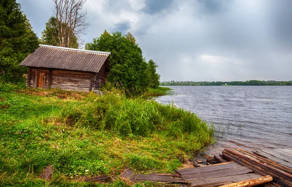 Traditional russian old wooden bath at the bank of lake in summe — Stock Photo, Image