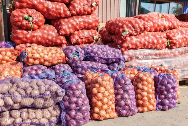Patatas y cebollas orgánicas frescas listas para la venta en los agricultores m Fotos de stock