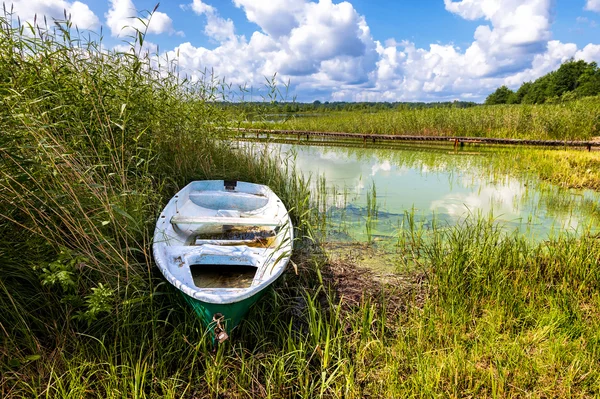 Barco de pesca en el lago en verano día soleado —  Fotos de Stock