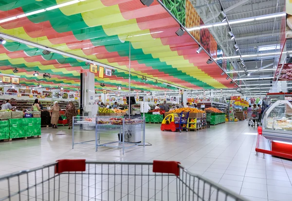 Interior of the new hypermarket Magnet. Russia's largest retaile — Stock Photo, Image