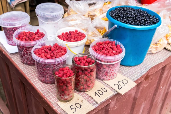 Frische Beeren der neuen Ernte zum Verkauf bei den örtlichen Bauern bereit — Stockfoto