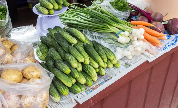 Verdure fresche di nuovo raccolto pronte per la vendita presso l'azienda agricola locale — Foto Stock