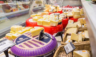 Peynirli hazır bakkal dükkanı satışında için vitrin