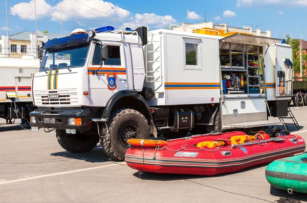 Vehículo de rescate estacionado en la calle en un día soleado — Foto de Stock