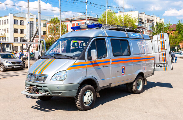 Спасательная машина припаркована на улице в солнечный день.
