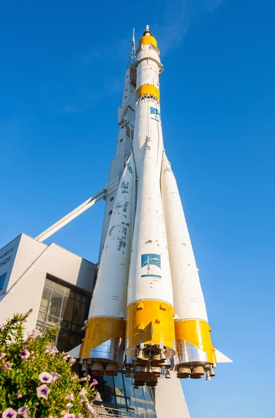 Real foguete espacial tipo "Soyuz" como um monumento na frente de Samara — Fotografia de Stock