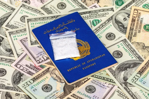 Pacchetto con droga sul passaporto afgano e dollari USA — Foto Stock