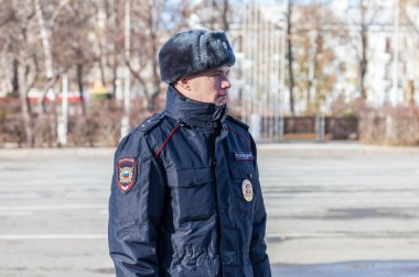 Kimliği belirsiz Rus polis memuru kış üniformalı