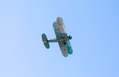 Mavi gökyüzünde Rus uçağı Polikarpov PO-2