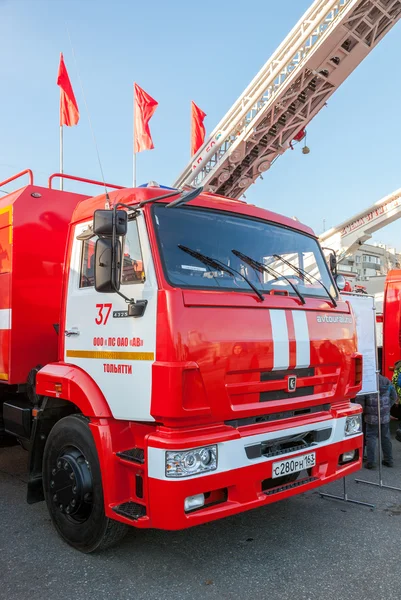 Camión de bomberos rojo EMERCOM de Rusia estacionado en la plaza central — Foto de Stock