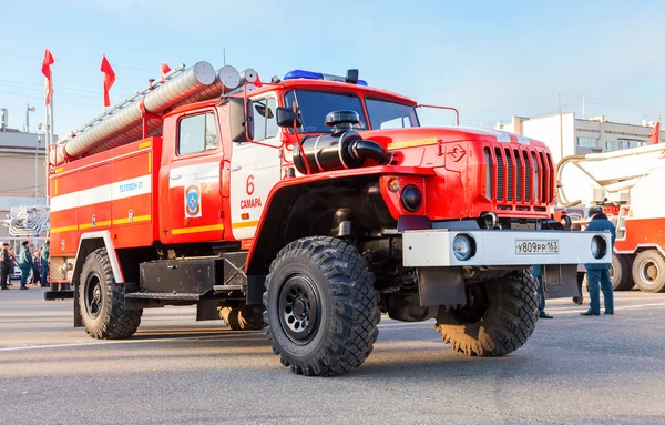 Camião de bombeiros vermelho EMERCOM da Rússia estacionado na praça central — Fotografia de Stock