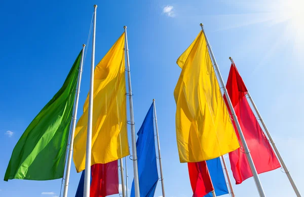 Bendera berwarna berkibar di latar langit biru — Stok Foto