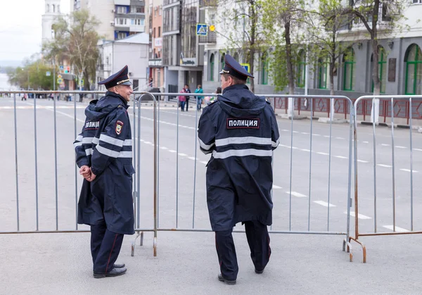 Polispatrull på den centrala gatan i sommardag — Stockfoto