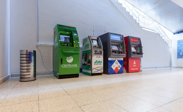 Caixas eletrônicos de diferentes bancos estão em um centro comercial em Samara, Russ — Fotografia de Stock