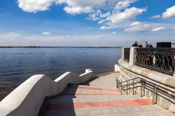 Visa på floden Volga från banvallen i Samara i sommar sunn — Stockfoto