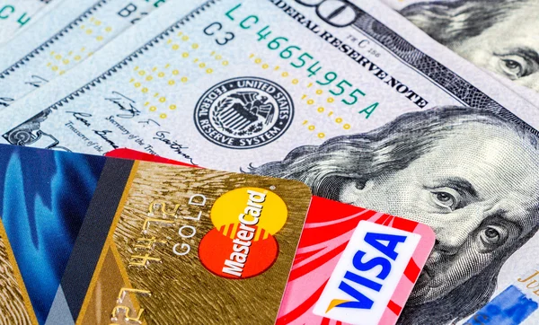 Credit cards, Visa and MasterCard, with US dollar bills — Stock Photo, Image