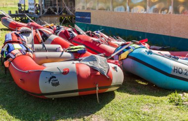 Spor katamaran yaz güneşli da Msta shore Nehri üzerinde