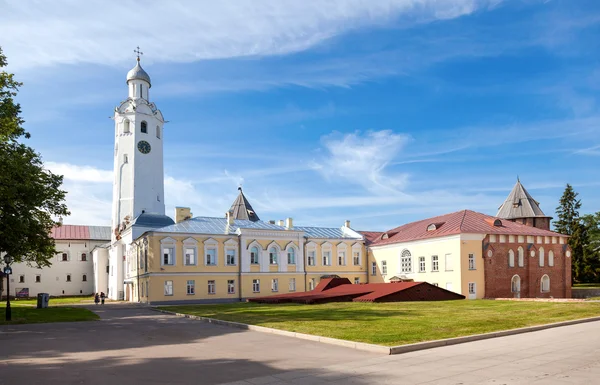 Uitzicht op de binnenplaats van het Kremlin van Novgorod, Rusland — Stockfoto