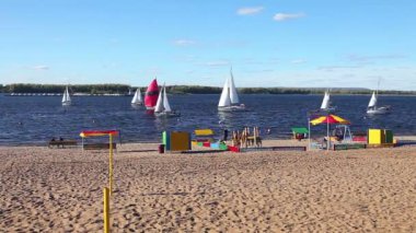 Volga Nehri üzerinde yüzen yelkenli yat