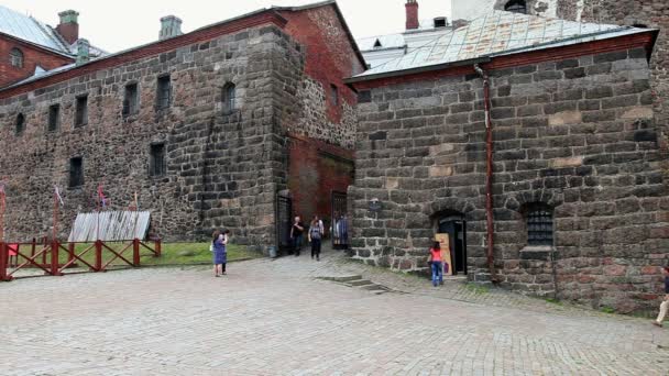 Gamla svenska medeltida slott i Vyborg, Ryssland — Stockvideo