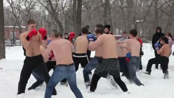 Combattenti di pugni al festival di Maslenitsa in Russia — Video Stock