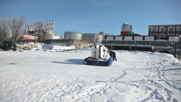 Svävare på isen av frysta Volga floden i Samara, Ryssland — Stockvideo