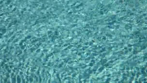 Kleine Wellen auf einer Wasseroberfläche als Hintergrund in blauem Ton — Stockvideo