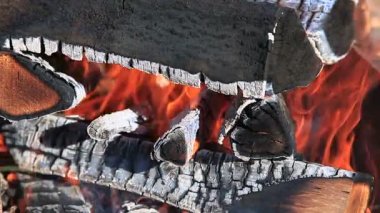 kamp ateşi içinde sıcak yanan odun closeup