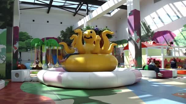 Дети играют на детской площадке в торговом центре — стоковое видео