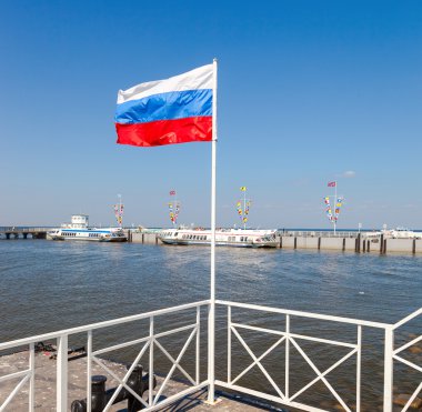 Yaz güneşli günde Peterhof limanında Rus bayrağı