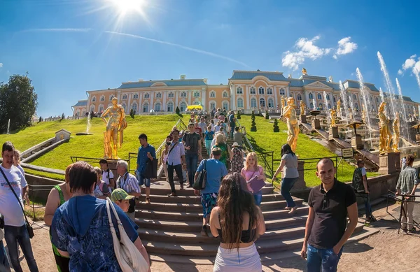 Unidentified people near the Grand Cascade in Peterhof Palace (P — Stock Photo, Image