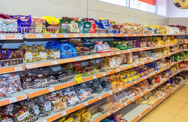 Venta de dulces, chocolates y galletas en el supermercado Dixy — Foto de Stock