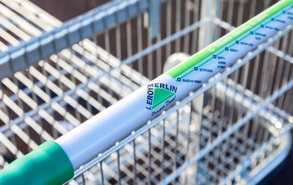 Large empty shopping cart Leroy Merlin store close up — Stock Photo, Image