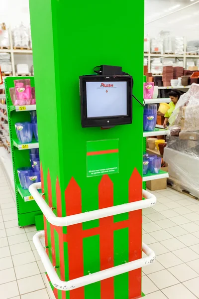 Scanner de código de barras na parede no supermercado Auchan — Fotografia de Stock