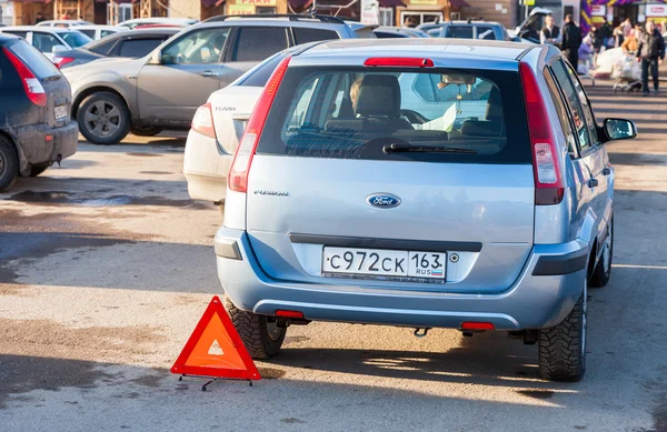 Accident de deux véhicules à l'entrée du supermarché — Photo