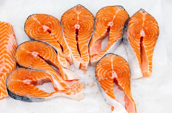 Сира червона риба нарізана, готова до продажу в супермаркеті — стокове фото