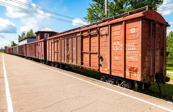 Bilar av ett godståg stående på en provinsiell järnvägsstation — Stockfoto