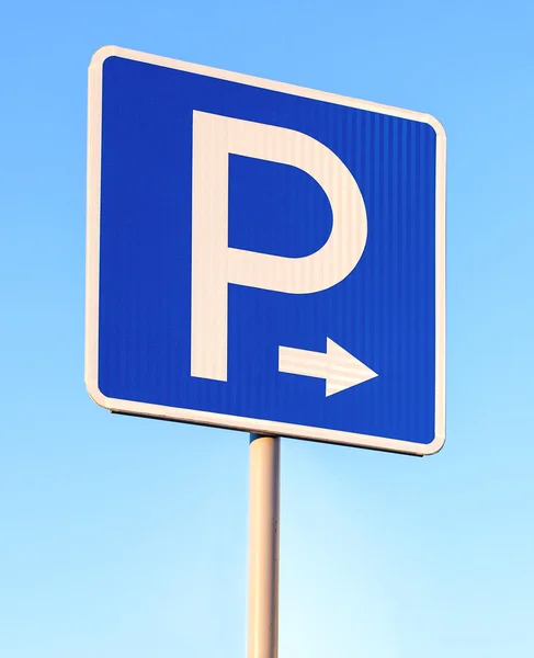 青空駐車場のサインのクローズ アップ — ストック写真