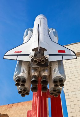 Küçük uzay mekiği Buran güneşli günde kopyasını