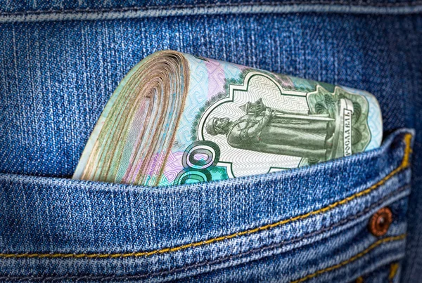 Billetes de rublo rusos plegados en el bolsillo trasero de los vaqueros —  Fotos de Stock