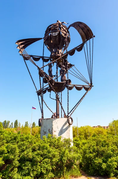 Sculpture "L'histoire du transport. Montgolfière "sur une ville — Photo