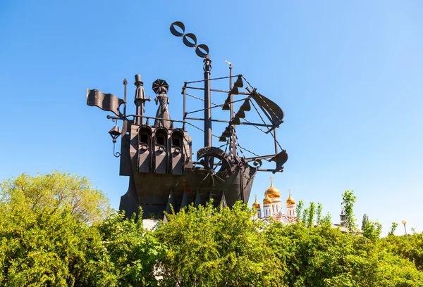 Sculpture "L'histoire du transport. Le vapeur "sur un monstre de la ville — Photo