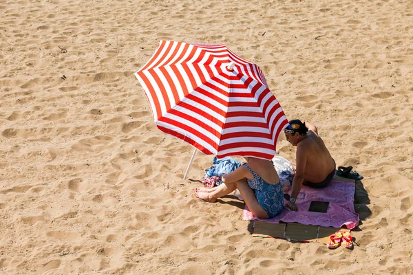 Ismeretlen emberek pihenhetnek a városi strand a partján a — Stock Fotó