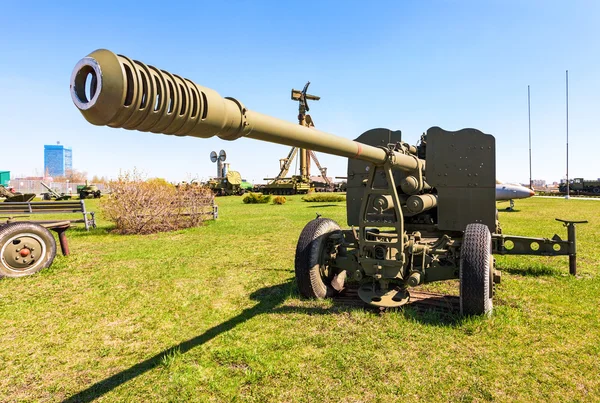 Pistola antiaérea KS-19 modelo 1947 en el museo técnico Togliatti — Foto de Stock