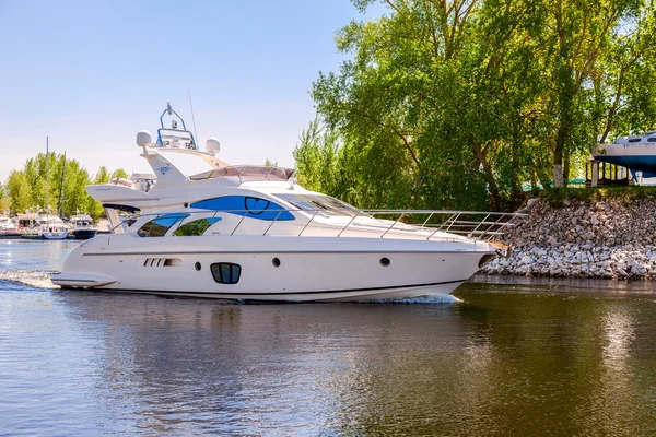Duże luksusowe łodzie motorowe na brzegu Wołgi w słoneczny dzień — Zdjęcie stockowe
