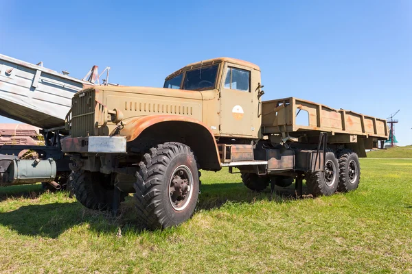 老军用卡车 Kraz 在陶里亚蒂技术博物馆在阳光 d — 图库照片