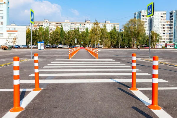 Marcas de tráfico blancas con un paso peatonal en un asph gris — Foto de Stock