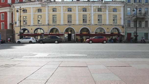 乘客的公共汽车停在了俄罗斯圣彼得堡的涅瓦大街上的巴士站 — 图库视频影像